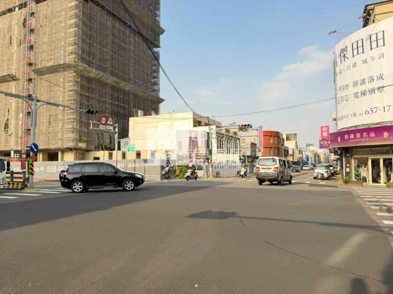 竹北臨路大面寬三角店面房屋室內格局與周邊環境