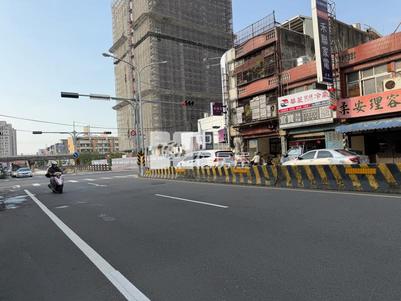 竹北臨路大面寬三角店面房屋室內格局與周邊環境