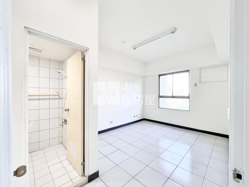 左右逢源3房車位房屋室內格局與周邊環境