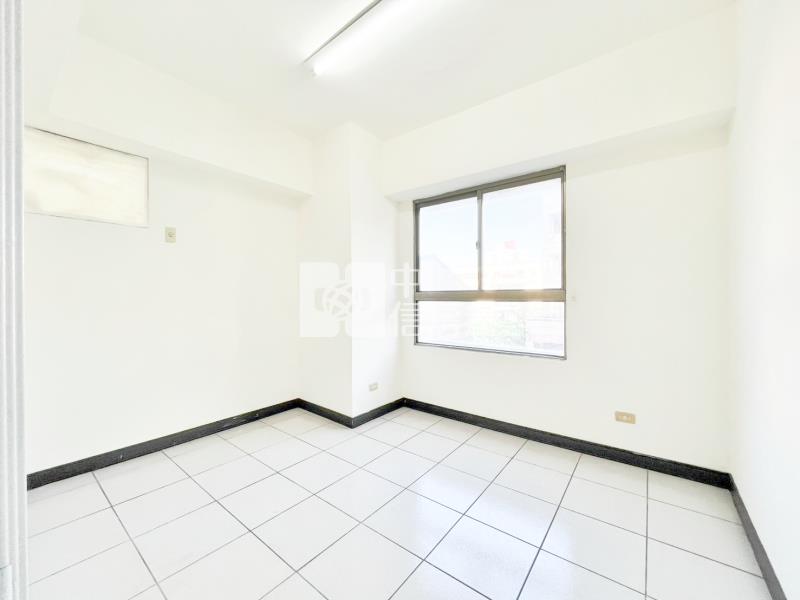 左右逢源3房車位房屋室內格局與周邊環境