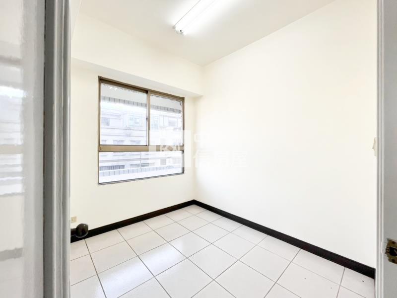 左右逢源3房車位房屋室內格局與周邊環境