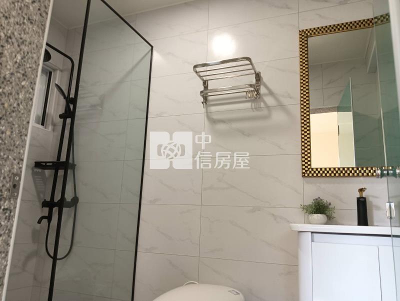 鳳山新甲國小衛武營公寓二樓翻新宅房屋室內格局與周邊環境