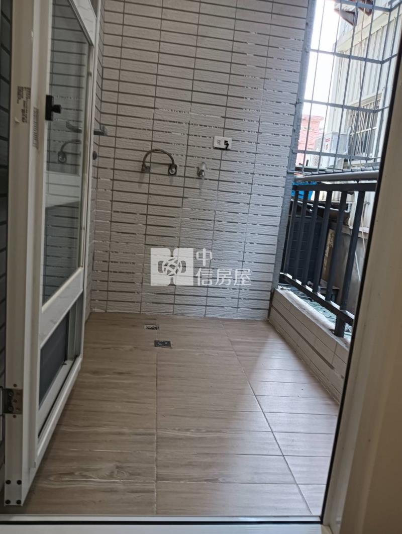 鳳山新甲國小衛武營公寓二樓翻新宅房屋室內格局與周邊環境