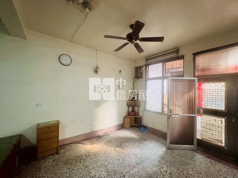 斗六快速道路旁大面寬車庫透天房屋室內格局與周邊環境