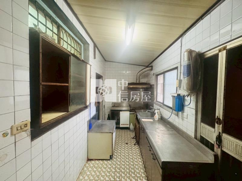 斗六快速道路旁大面寬車庫透天房屋室內格局與周邊環境