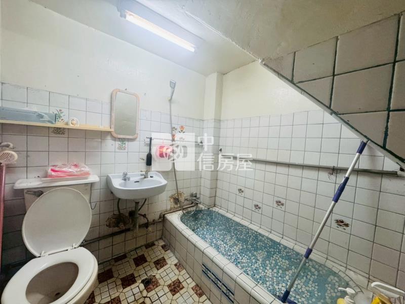 斗六快速道路旁大面寬車庫透天房屋室內格局與周邊環境