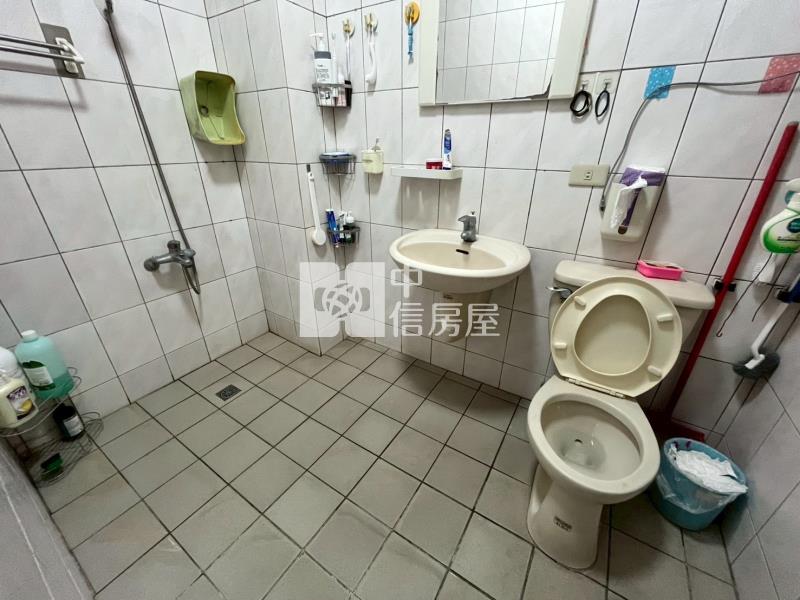 大里大地坪大面寬前院停車8米活路美透天房屋室內格局與周邊環境