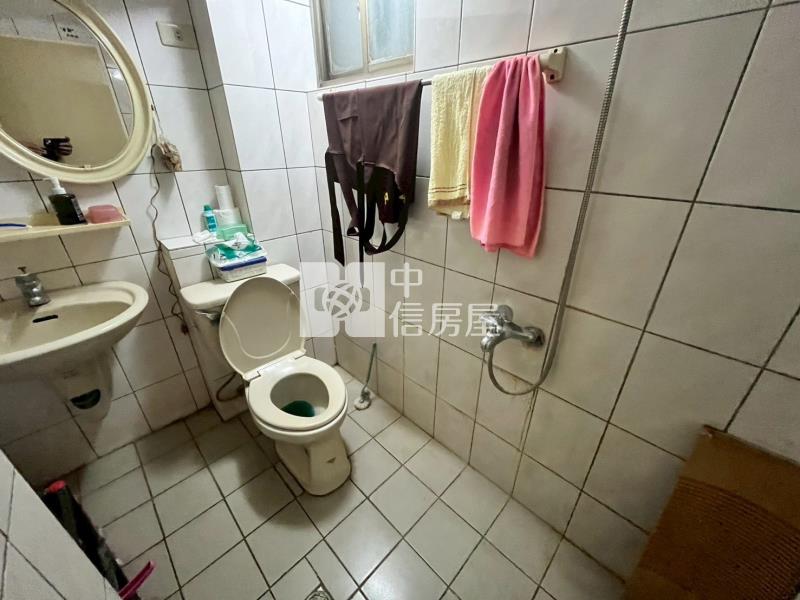 大里大地坪大面寬前院停車8米活路美透天房屋室內格局與周邊環境