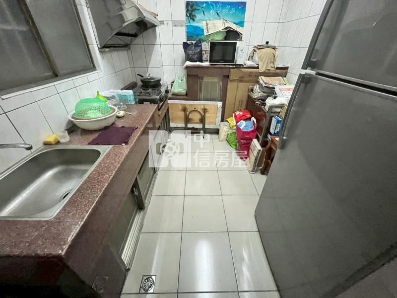 大里大地坪大面寬前院停車8米活路美透天房屋室內格局與周邊環境