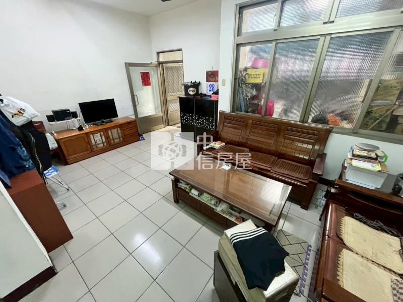 大里大地坪大面寬前院停車8米活路美透天房屋室內格局與周邊環境