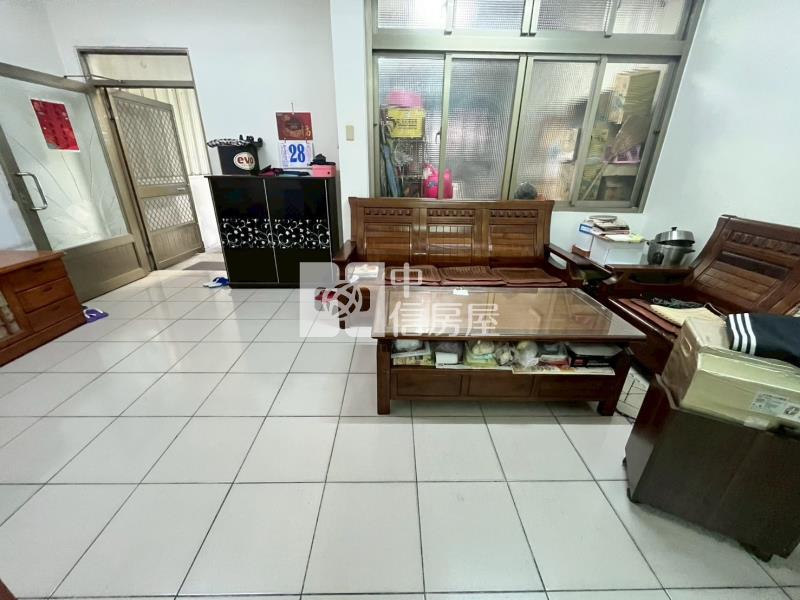 大里大地坪大面寬前院停車8米活路美透天房屋室內格局與周邊環境