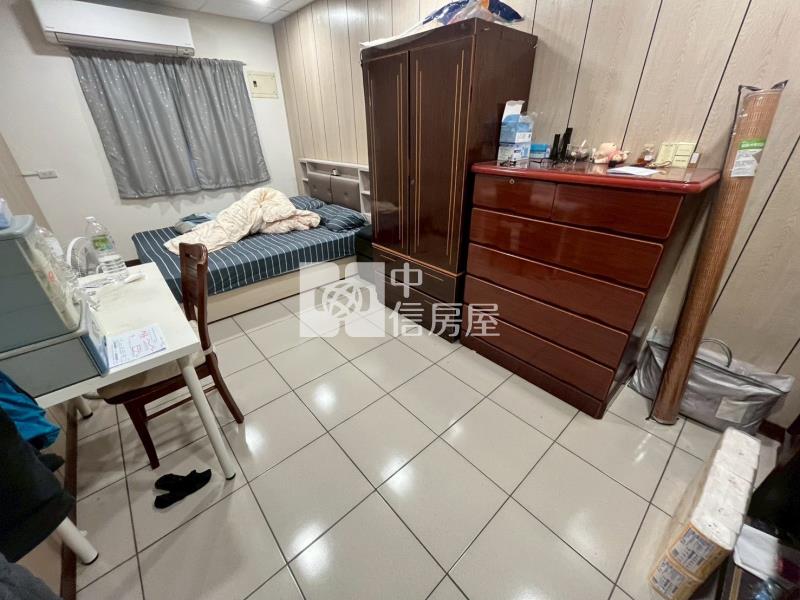 大里大地坪大面寬前院停車8米活路美透天房屋室內格局與周邊環境