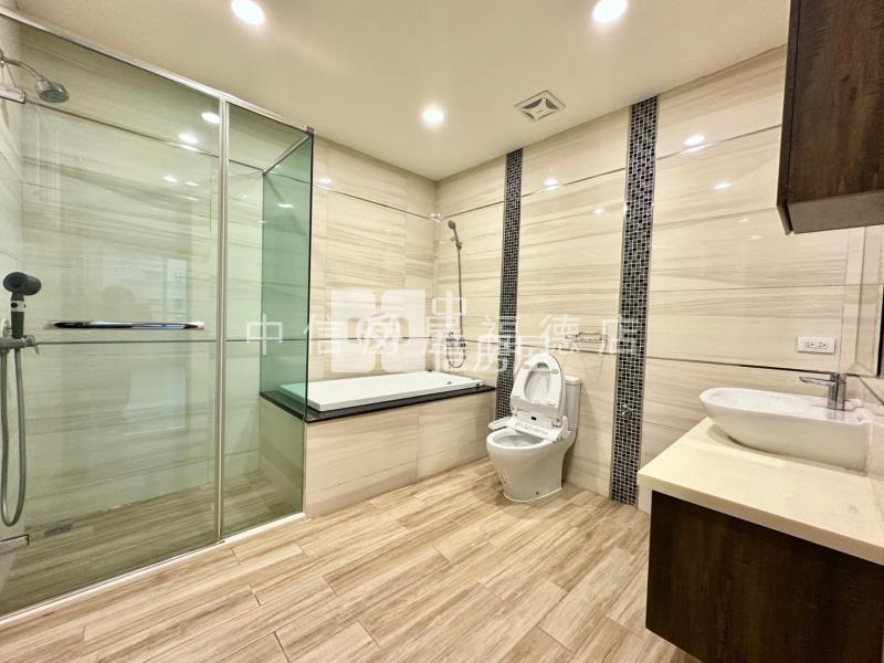 興美六路雙車庫店住房屋室內格局與周邊環境