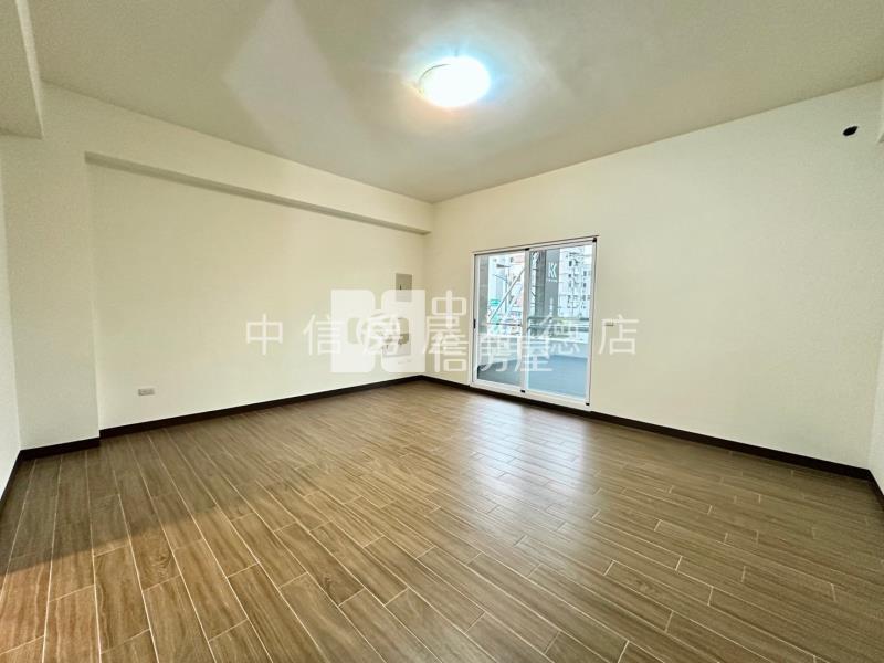 興美六路雙車庫店住房屋室內格局與周邊環境