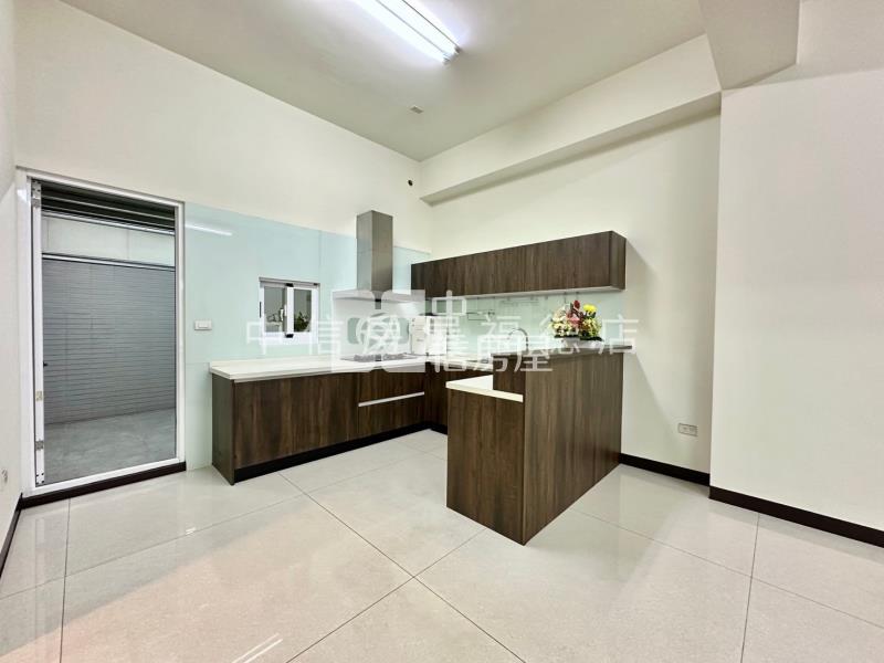 興美六路雙車庫店住房屋室內格局與周邊環境