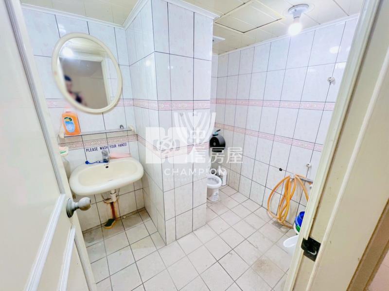 暖暖街商業用挑高金店面附車位房屋室內格局與周邊環境