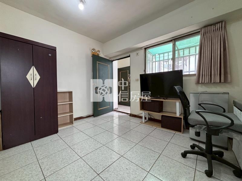 近一中商圈三面採光電梯大套房房屋室內格局與周邊環境