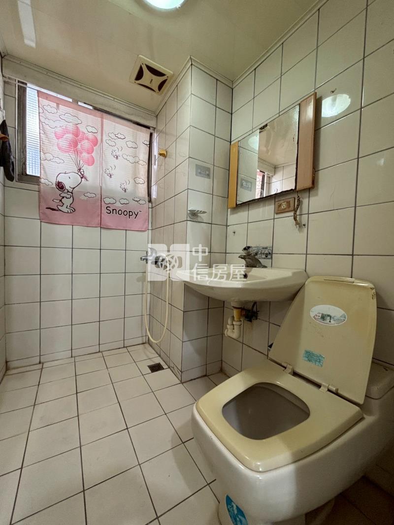 近一中商圈三面採光電梯大套房房屋室內格局與周邊環境