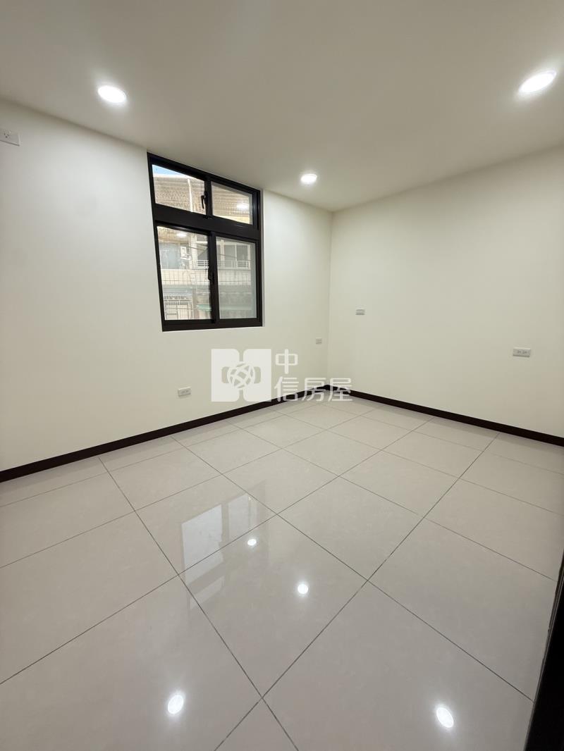 近龍南路全新整理三車位店住房屋室內格局與周邊環境