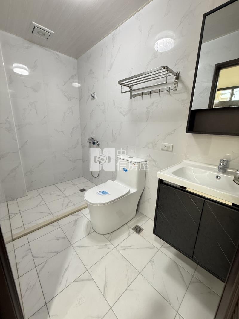 近龍南路全新整理三車位店住房屋室內格局與周邊環境