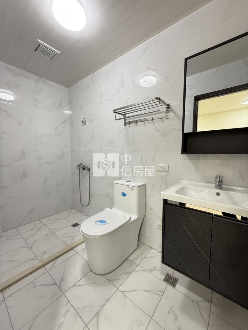 近龍南路全新整理三車位店住房屋室內格局與周邊環境