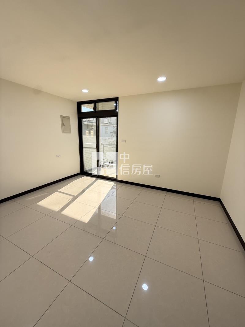 近龍南路全新整理三車位店住房屋室內格局與周邊環境