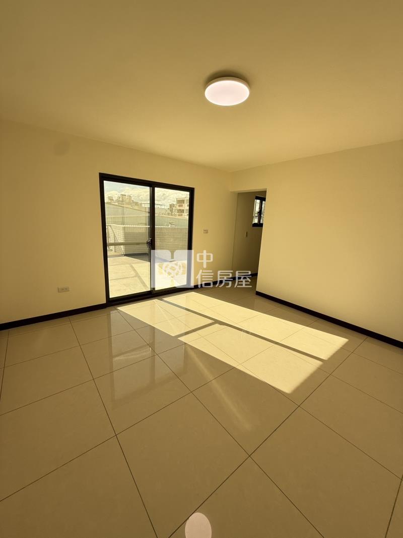 近龍南路全新整理三車位店住房屋室內格局與周邊環境