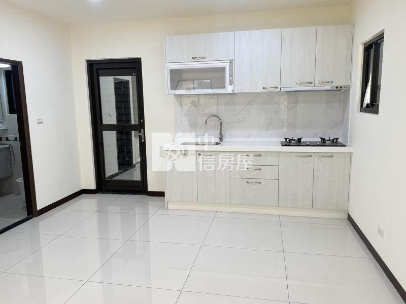 近龍南路全新整理三車位店住房屋室內格局與周邊環境