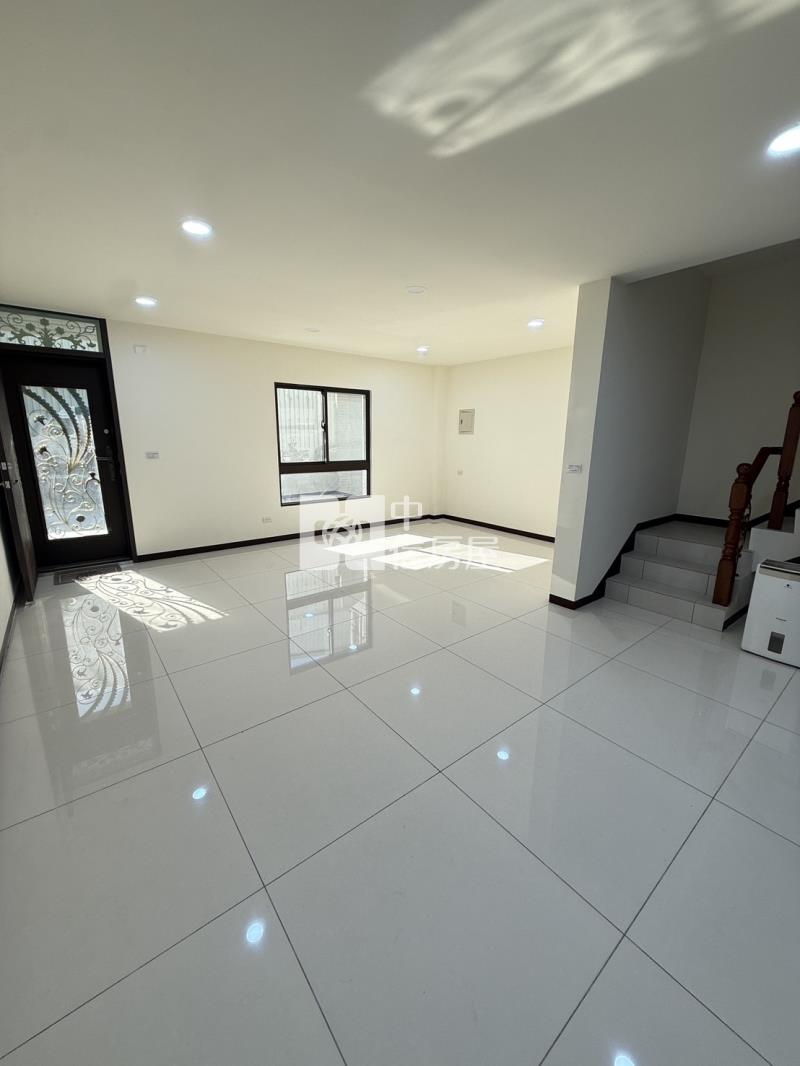 近龍南路全新整理三車位店住房屋室內格局與周邊環境