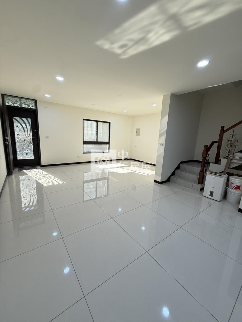 近龍南路全新整理三車位店住房屋室內格局與周邊環境