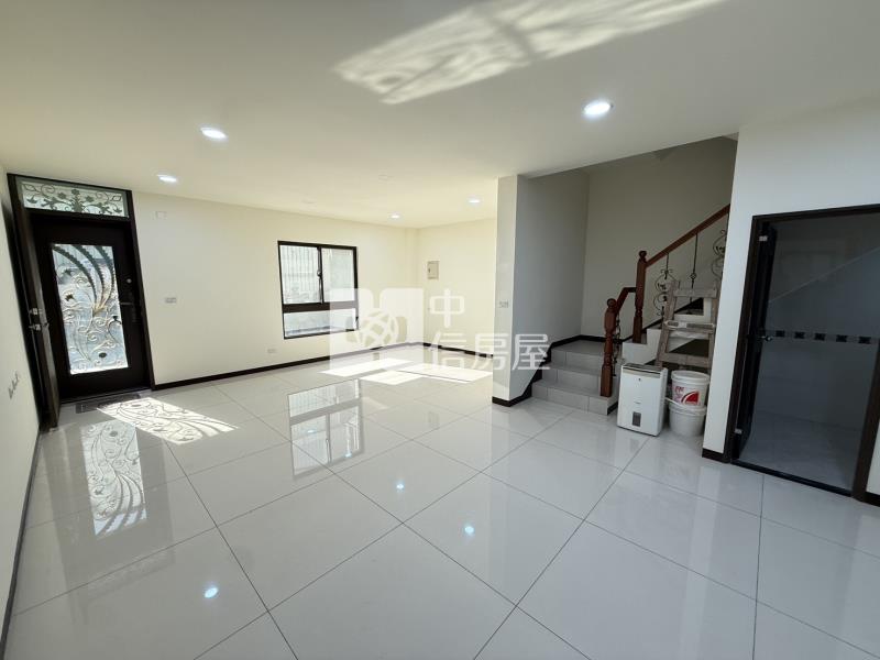 近龍南路全新整理三車位店住房屋室內格局與周邊環境