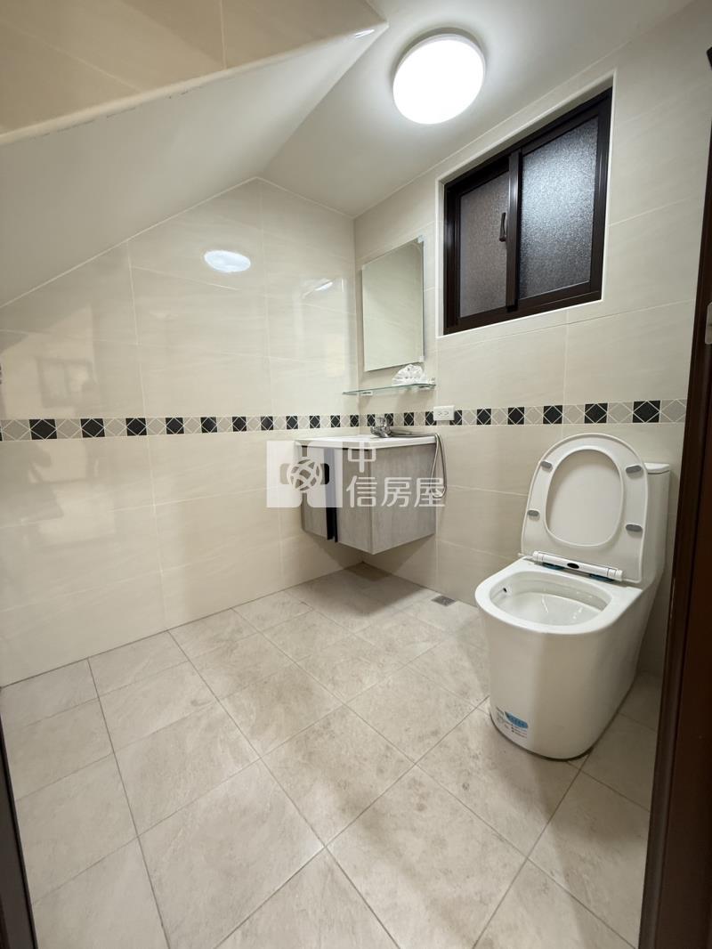 近龍南路全新整理三車位店住房屋室內格局與周邊環境