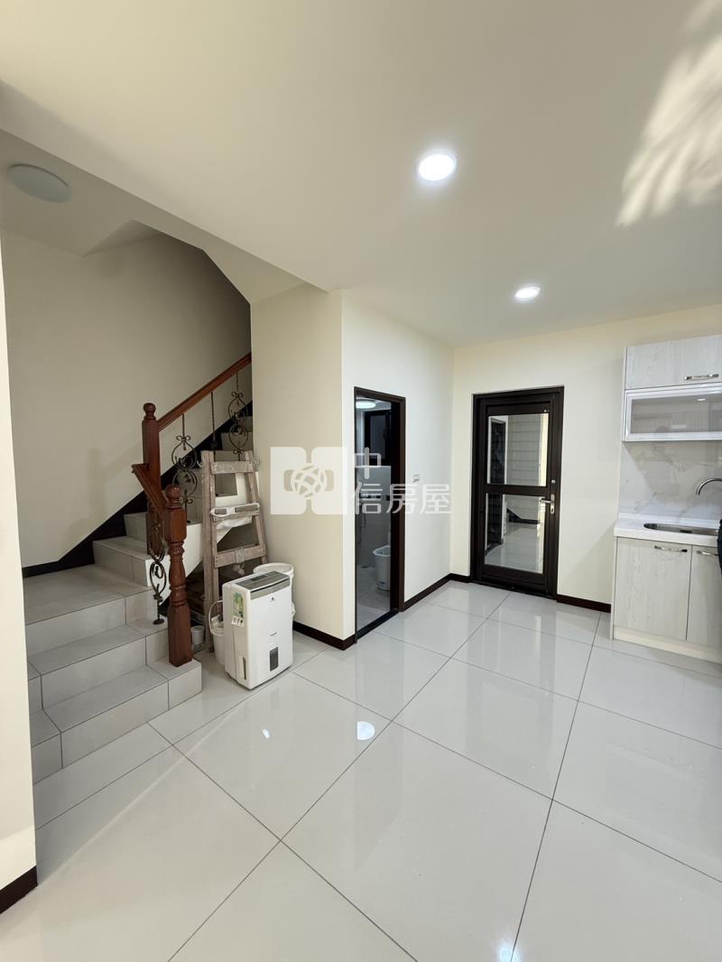 近龍南路全新整理三車位店住房屋室內格局與周邊環境