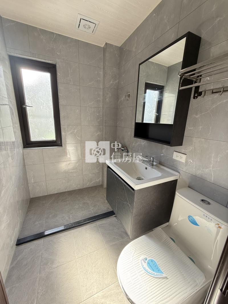 近龍南路全新整理三車位店住房屋室內格局與周邊環境