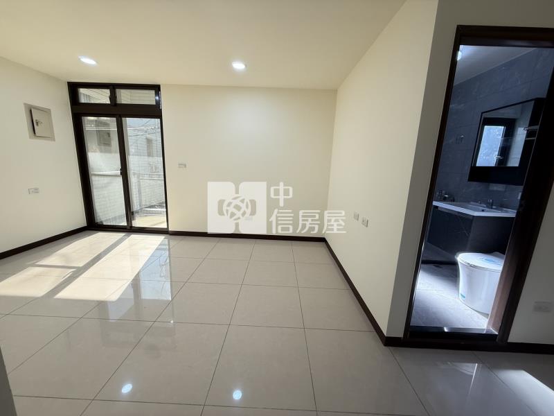 近龍南路全新整理三車位店住房屋室內格局與周邊環境