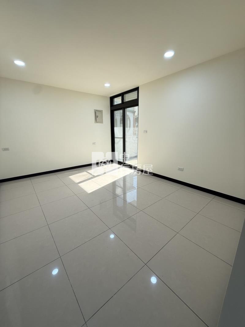 近龍南路全新整理三車位店住房屋室內格局與周邊環境