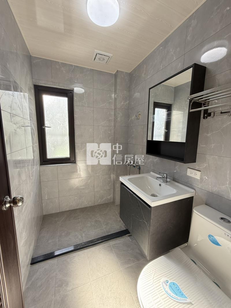 近龍南路全新整理三車位店住房屋室內格局與周邊環境