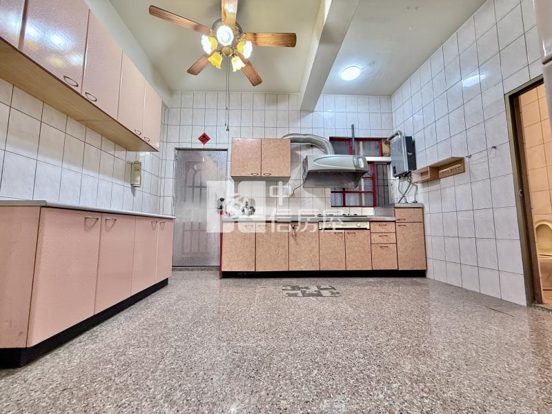 太平運動場旁臨路大面寬4房雙車透天房屋室內格局與周邊環境