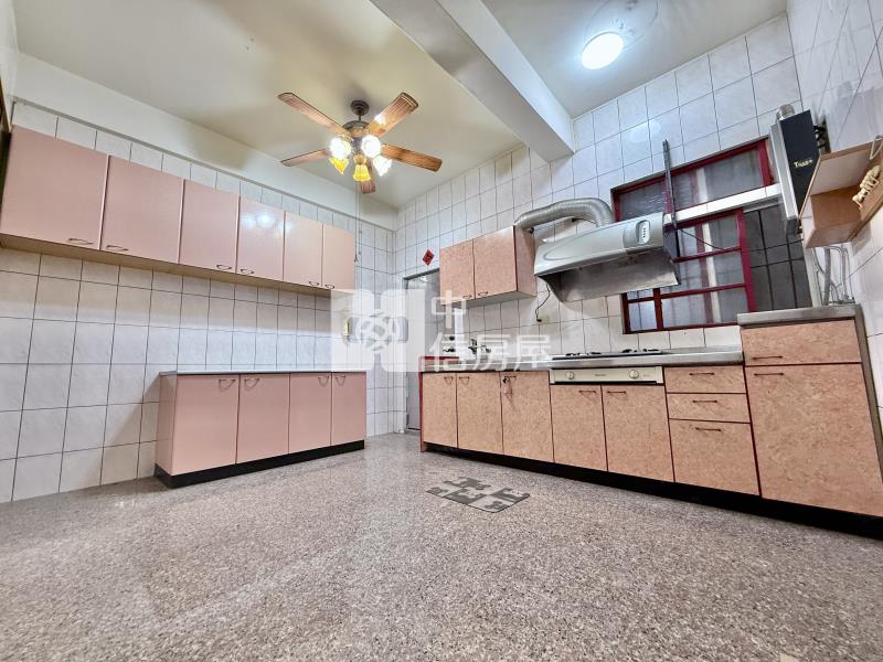 太平運動場旁臨路大面寬4房雙車透天房屋室內格局與周邊環境