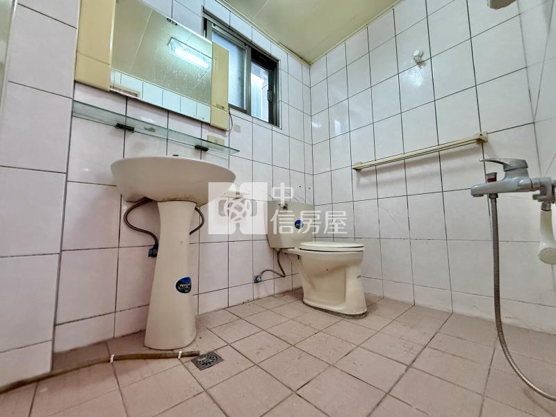 太平運動場旁臨路大面寬4房雙車透天房屋室內格局與周邊環境