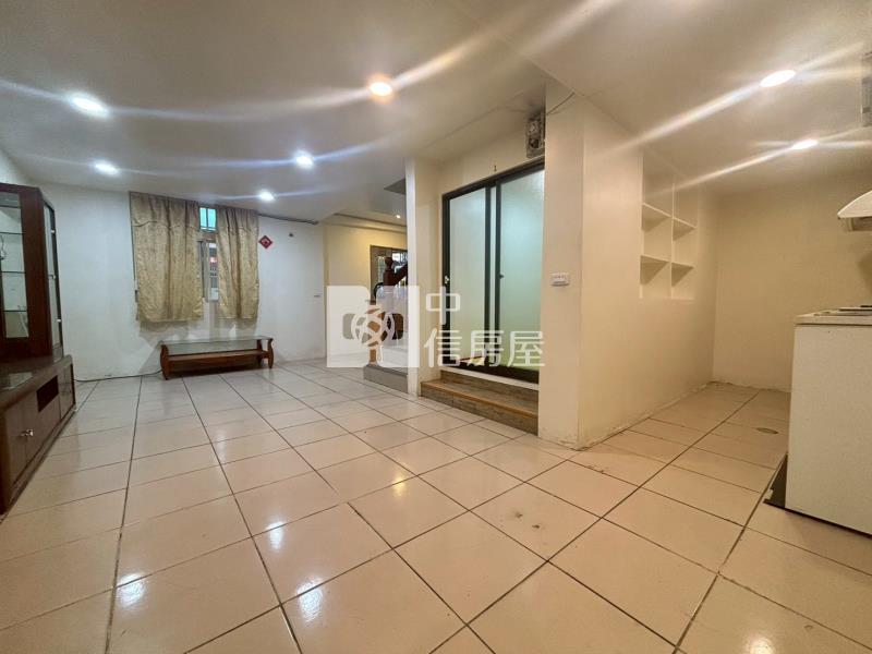 近山仔頂市場大面寬超值透天房屋室內格局與周邊環境