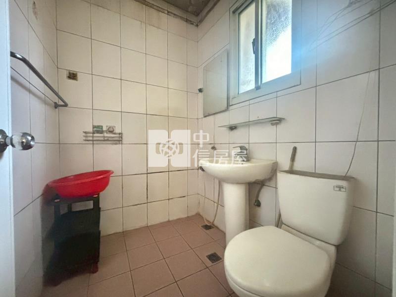 近山仔頂市場大面寬超值透天房屋室內格局與周邊環境