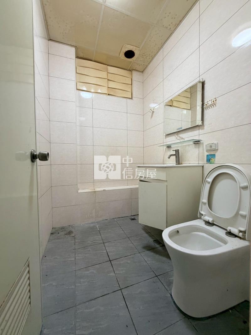 大里中興商圈正鐵路街賺錢金店面房屋室內格局與周邊環境