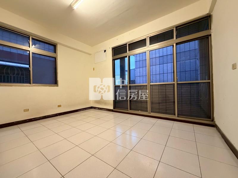 大里中興商圈正鐵路街賺錢金店面房屋室內格局與周邊環境