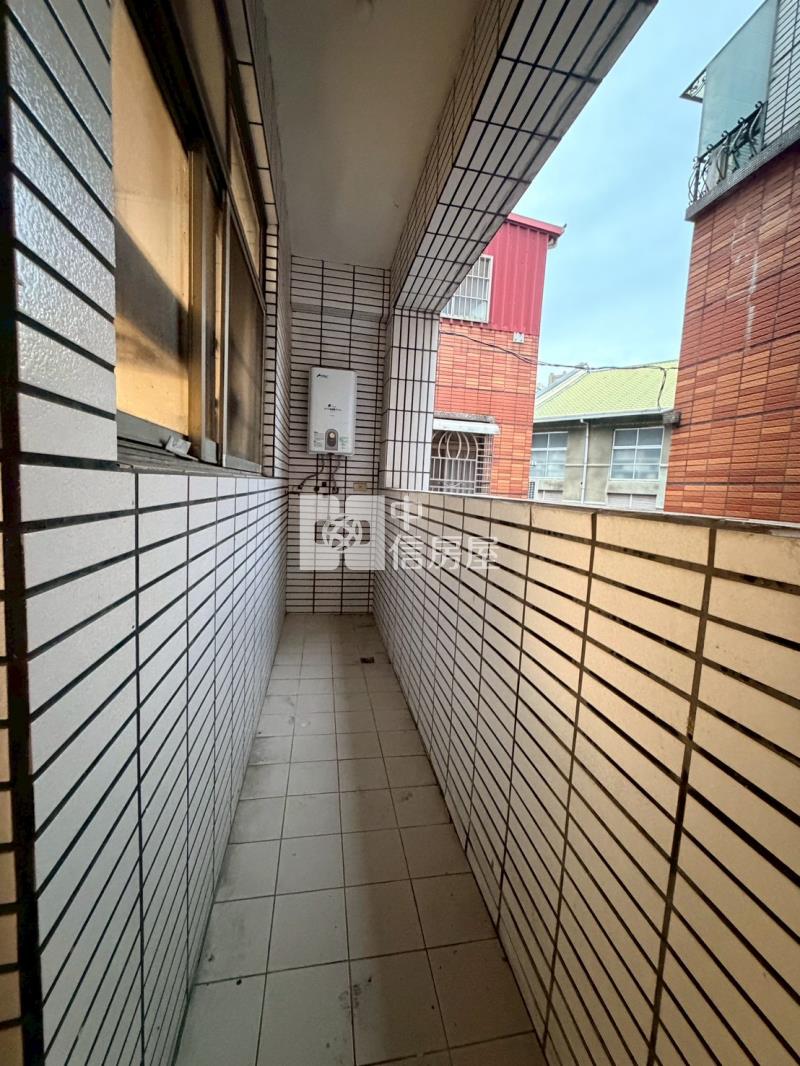 大里中興商圈正鐵路街賺錢金店面房屋室內格局與周邊環境