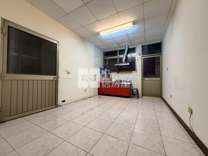 大里中興商圈正鐵路街賺錢金店面房屋室內格局與周邊環境