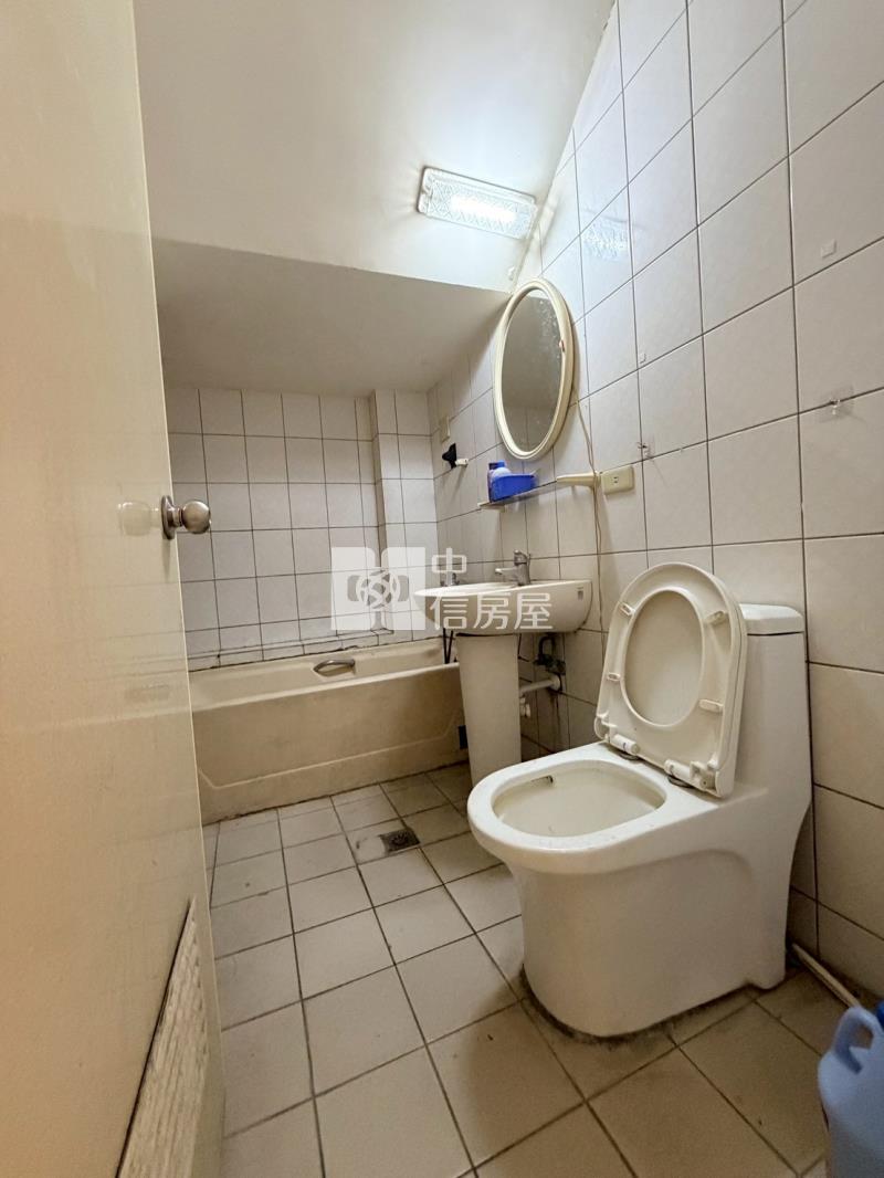 大里中興商圈正鐵路街賺錢金店面房屋室內格局與周邊環境