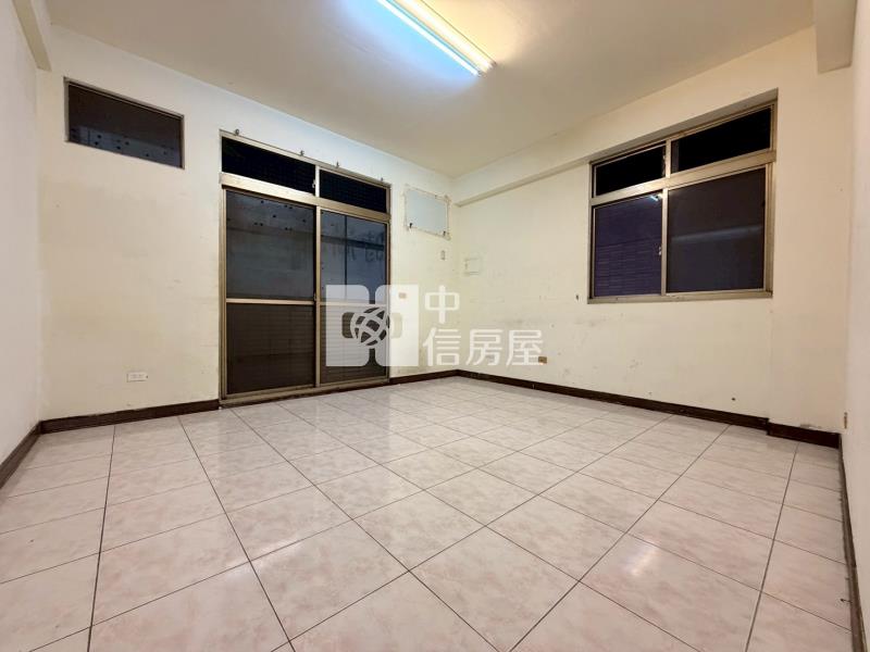 大里中興商圈正鐵路街賺錢金店面房屋室內格局與周邊環境