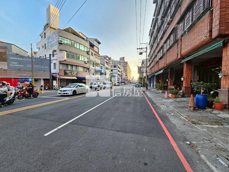 大里中興商圈正鐵路街賺錢金店面房屋室內格局與周邊環境