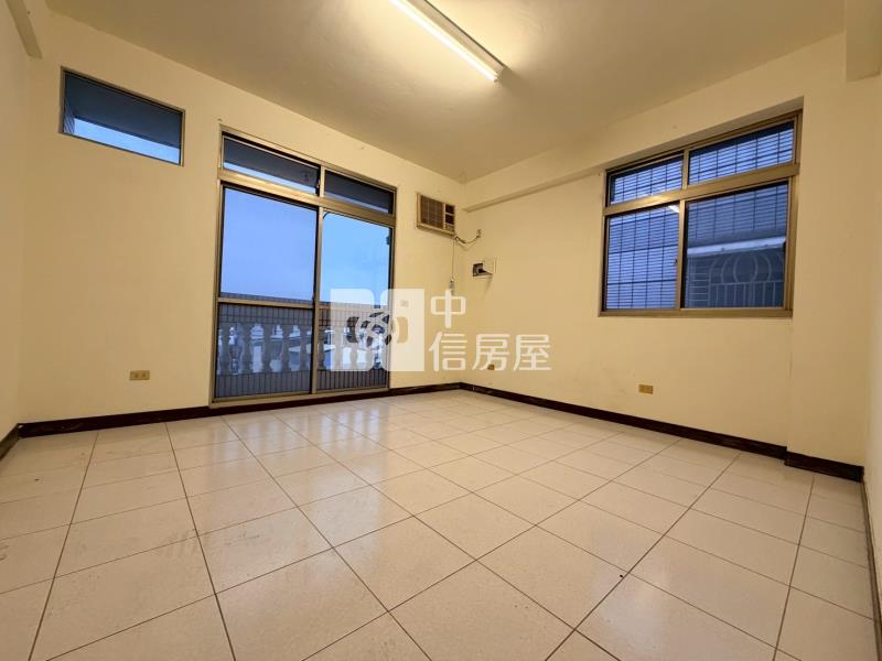 大里中興商圈正鐵路街賺錢金店面房屋室內格局與周邊環境